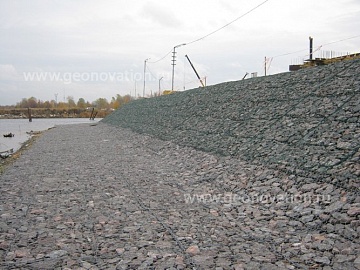 Укрепленный габионами берег острова Бычий, Петроградский район Укрепленный габионами берег острова Бычий, Петроградский район